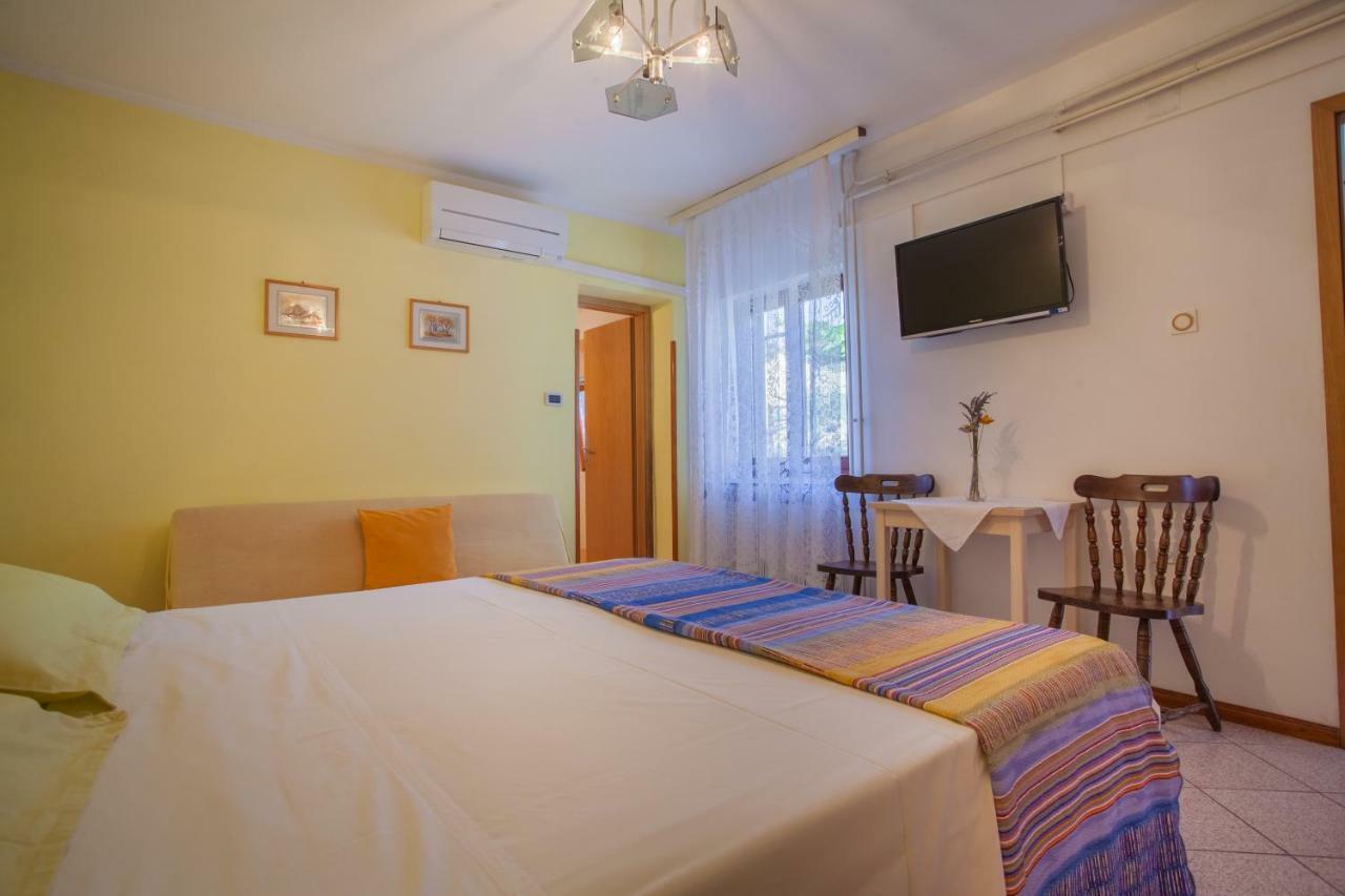 Rooms Ester เซรส ภายนอก รูปภาพ