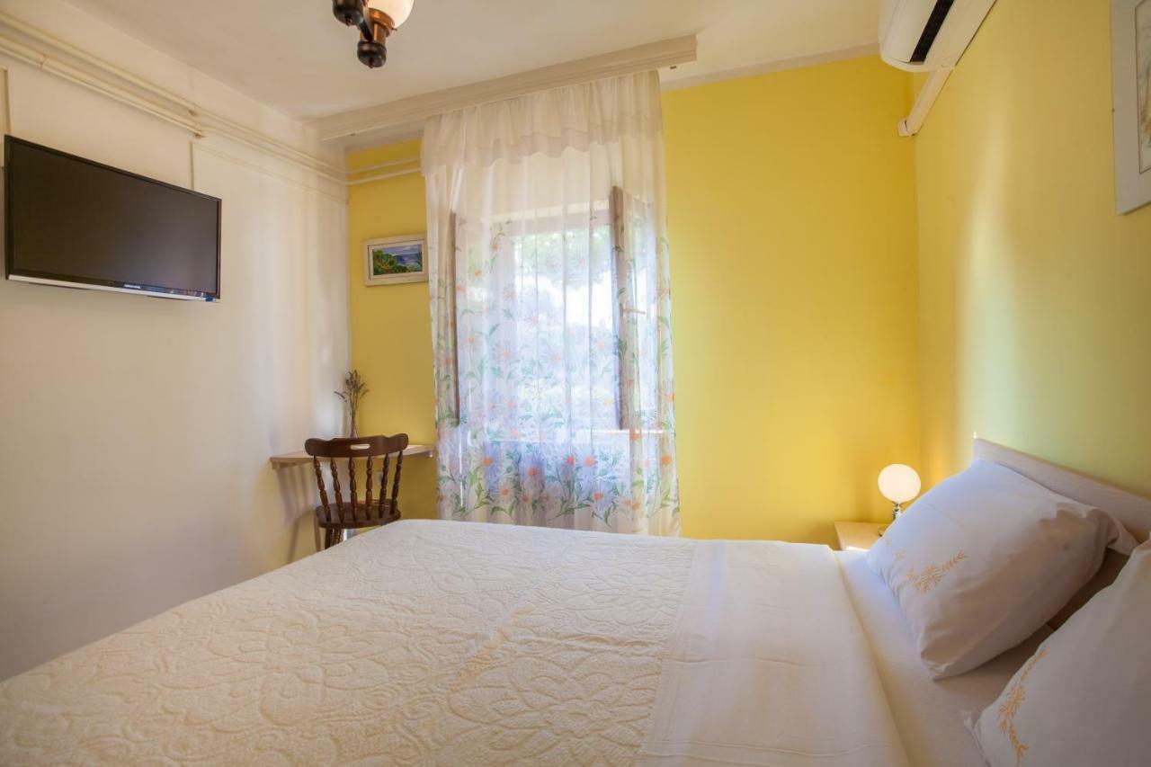 Rooms Ester เซรส ภายนอก รูปภาพ