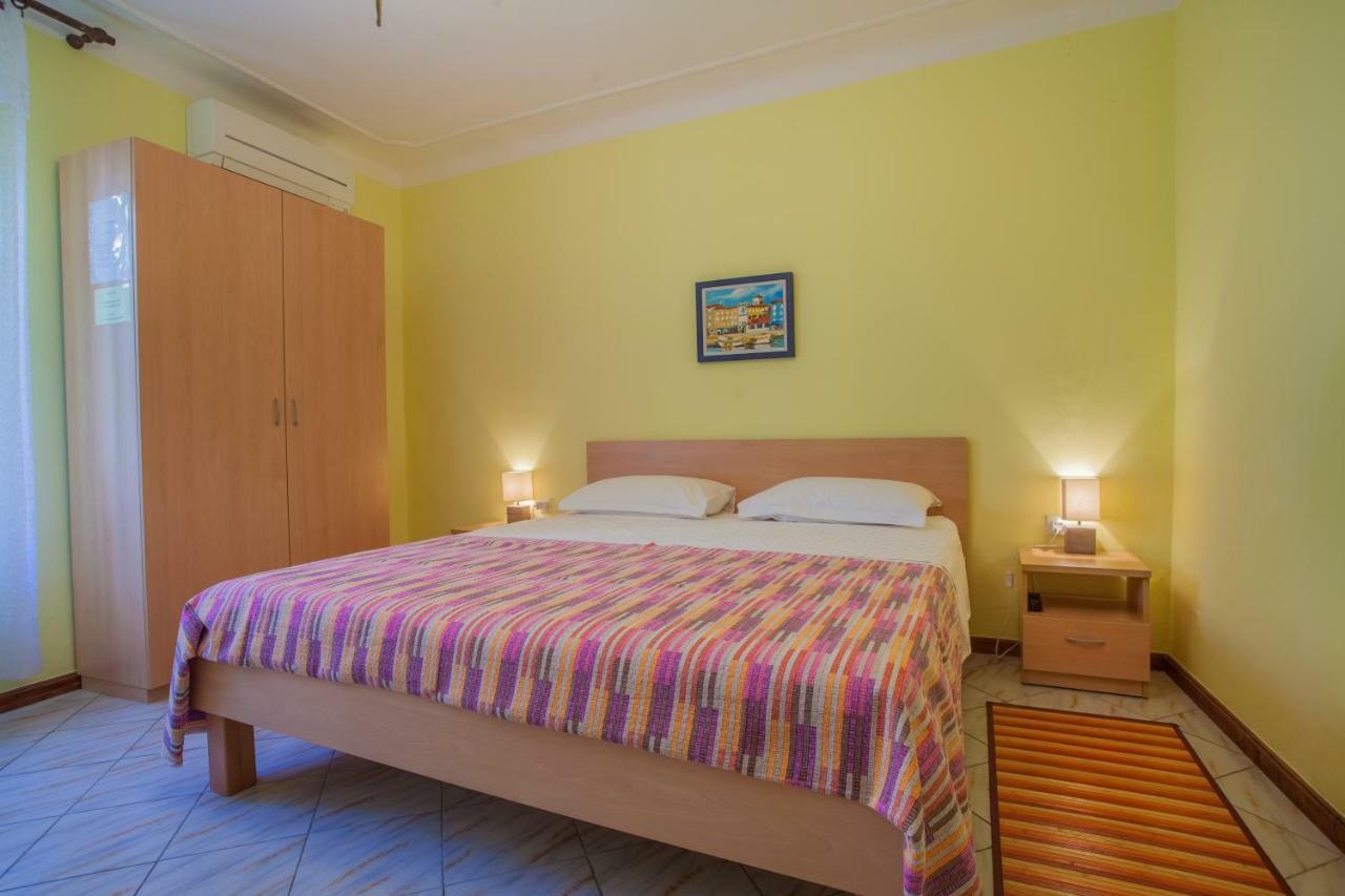 Rooms Ester เซรส ภายนอก รูปภาพ